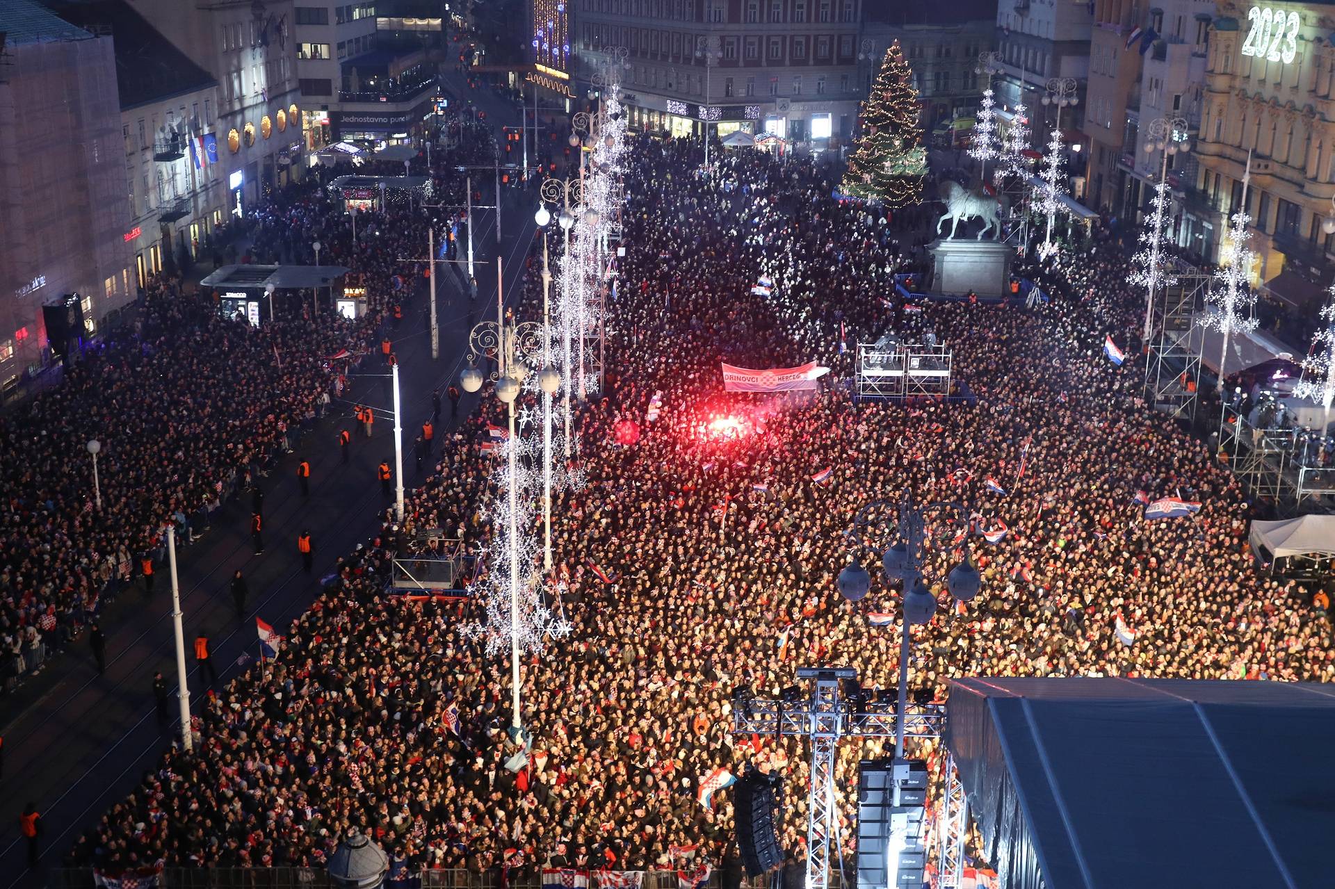 Zagreb: Pogled na glavni Trg prepun navijača koji su spremni za doček Vatrenih