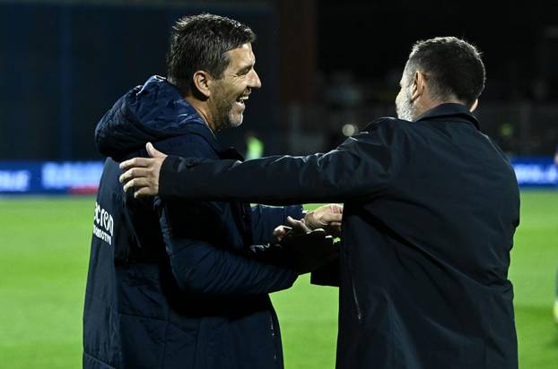 Zagreb: Nenad Bjelica pozdravio navijače uoči početka utakmice Dinama i Lokomotive