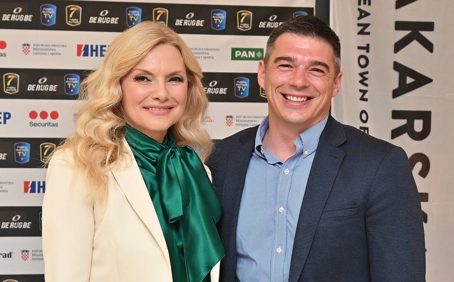 Vlatka Pokos s novim dečkom Većeslavom Holjevcem pozirala u gradskoj vijećnici u Makarskoj 