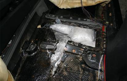 Ulov na granici: U srbijanskom autu našli skoro 28 kg 'trave'