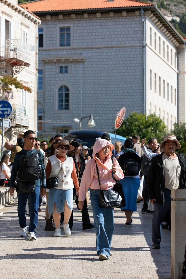 Dubrovnik: Lijepo i toplo vrijeme još uvijek grije turiste na jugu Hrvatske