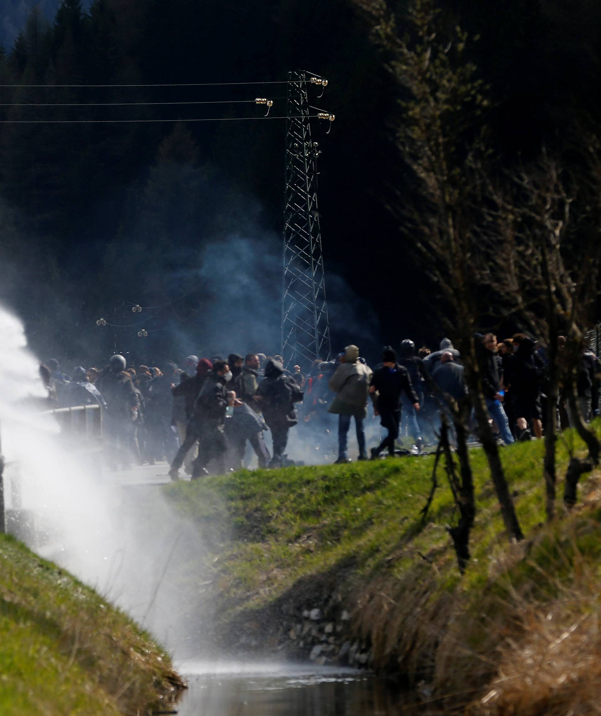 Sukob policije i prosvjednika: Ne žele ogradu na granici