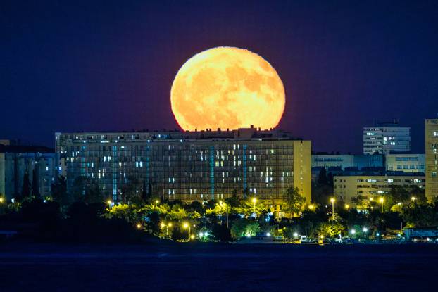 Izlazak punog Mjeseca iznad Splita