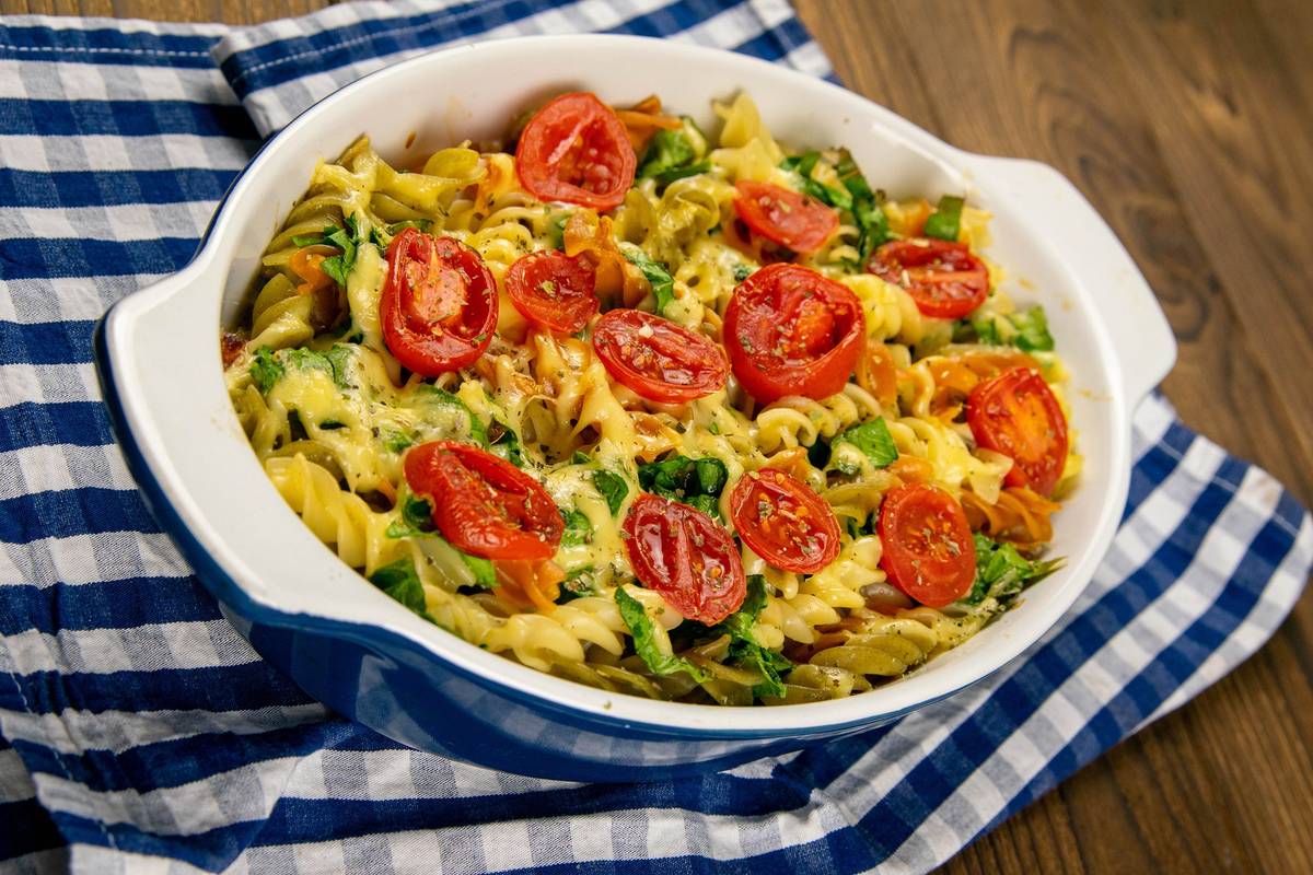 Kremasta salata s tjesteninom, rajčicama, špinatom i slaninom