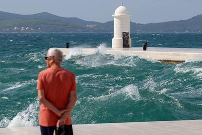 FOTO Jugo u Zadru uzburkalo more! Turiste oduševio prizor