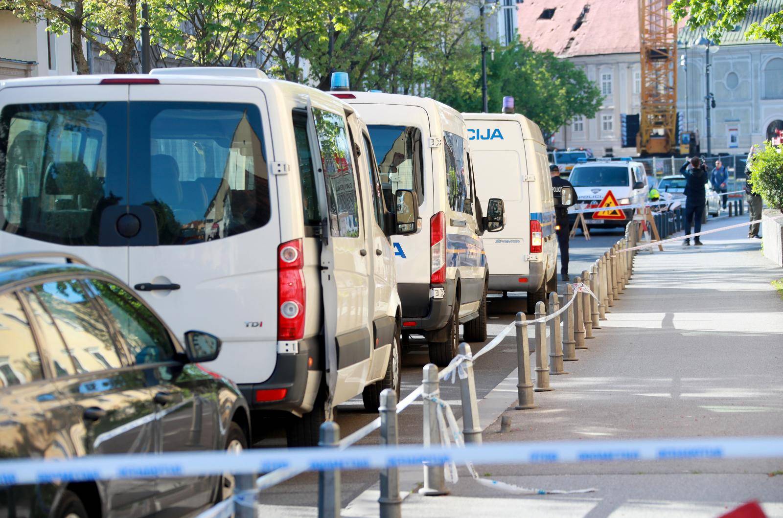 Zagreb: Razvijena hrvatska zastava na košari prije uklanjana sjevernog tornja katedrale