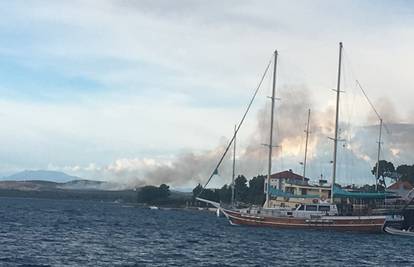 Planuo je požar kod Drniša, vatru gase i dva kanadera