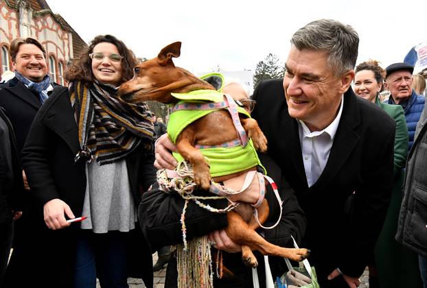Zoran Milanović se družio s građanima u Čakovcu, oduševio ga psić koji ga je lizao po licu
