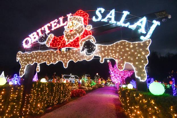 Grabovnica: Započela božićna čarolija svjetla obitelji Salaj