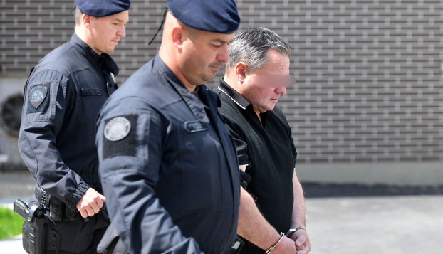 FOTO Župnika uhićenog zbog spolnog zlostavljanja dječaka u lisicama doveli na ispitivanje