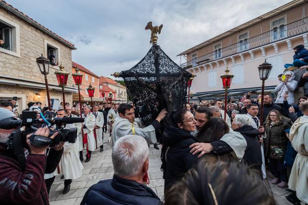 Završena procesija Za križen na Jelsi 