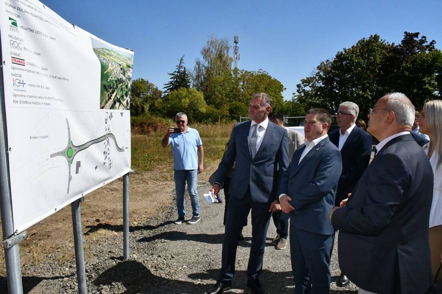 Slavonski Brod: Ministar Butkovi​ć na ​početku radova izgradnje ​​spojne ceste prema holdingu ​Đur​o ​Đ​aković