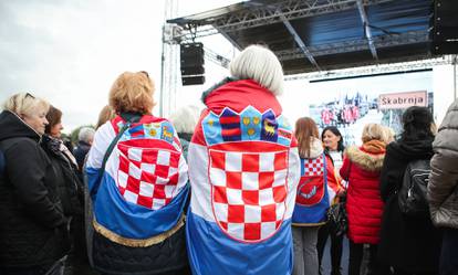 FOTO Komemorativni program u Škabrnji: Stigle su stotine ljudi, državni poslanici, HOS-ovci...