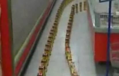 Radnici u supermarketu napravili domino efekt