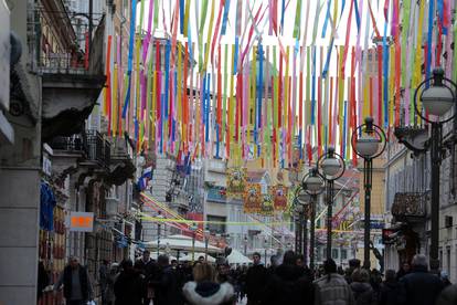 Rijeka: Ulice ukrašene šarenim vrpcama uo?i karnevala