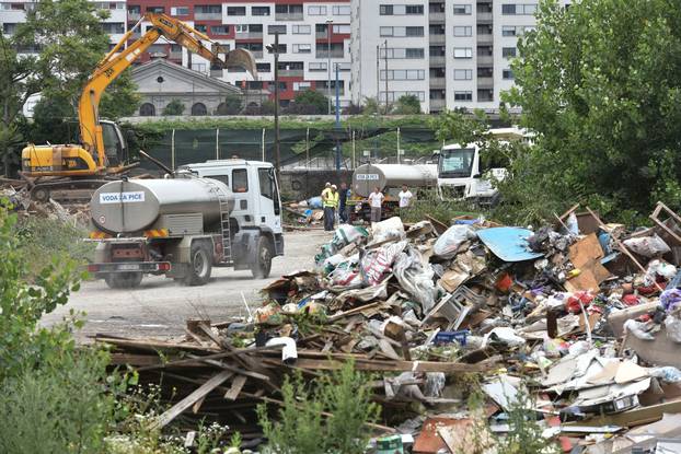 Zagreb: Nakon preseljenja Roma poÄelo ruÅ¡enje Plinarskog naselja