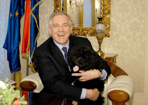 FOTO Ćaća je izašao iz zatvora: Uspon i pad bivšeg premijera, iza rešetaka proveo 10 godina