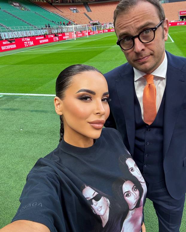 FOTO Tko je bujna TV voditeljica koja se fotkala gola? Šuškalo se da je imala aferu s legendom