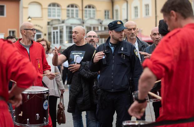 Zagreb: Bubnjari svojim glasnim sviranjem isprovocirali  sudionike misnog slavlja