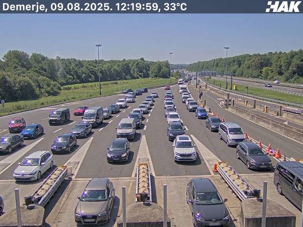 FOTO Kaos na cestama: Zapalio se auto na A1, velike su kolone