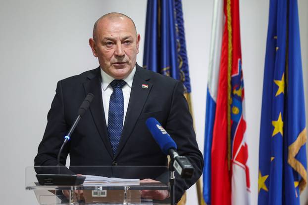 Zagreb: Ministar Tomo Medved uručio je braniteljske zahvalnice postrojbama iz Domovinskog rata