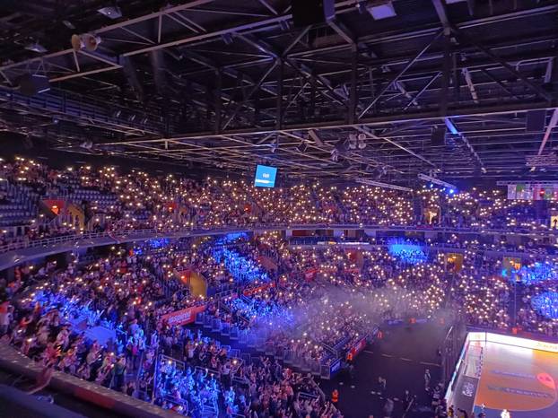 FOTO Arena krcata za Island! Pogledajte emotivnu poruku navijača: Nismo zaboravili '91.