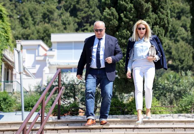 Split: Željko Kerum u pratnji supruge izašao na biralište i glasovao
