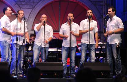 Klapa Brodarica traži dečka koji će zaprositi curu u spotu