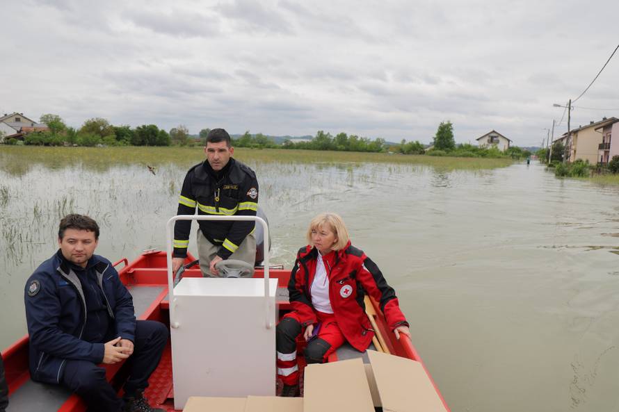 Karlovac: Vatrogasci i Crveni križ dostavljaju kruh građanima koji su u svojim kućama