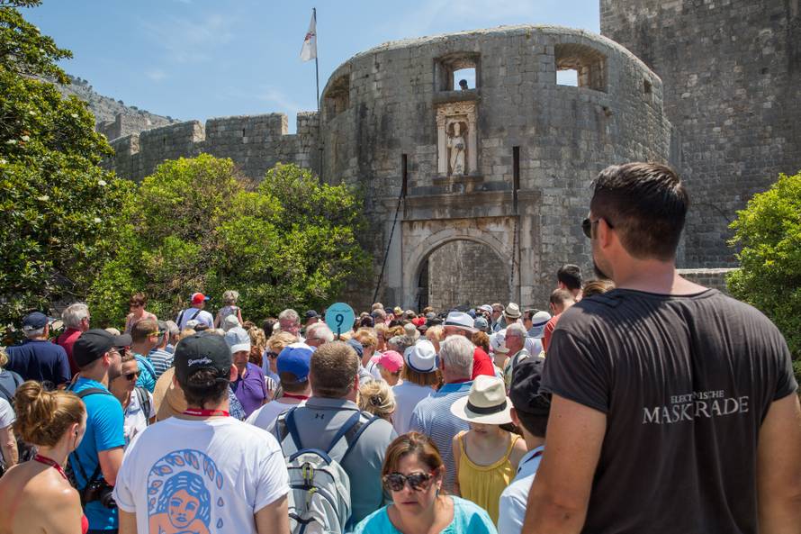Kaos na ulazu u Dubrovnik: Turisti blokirali gradsku jezgru