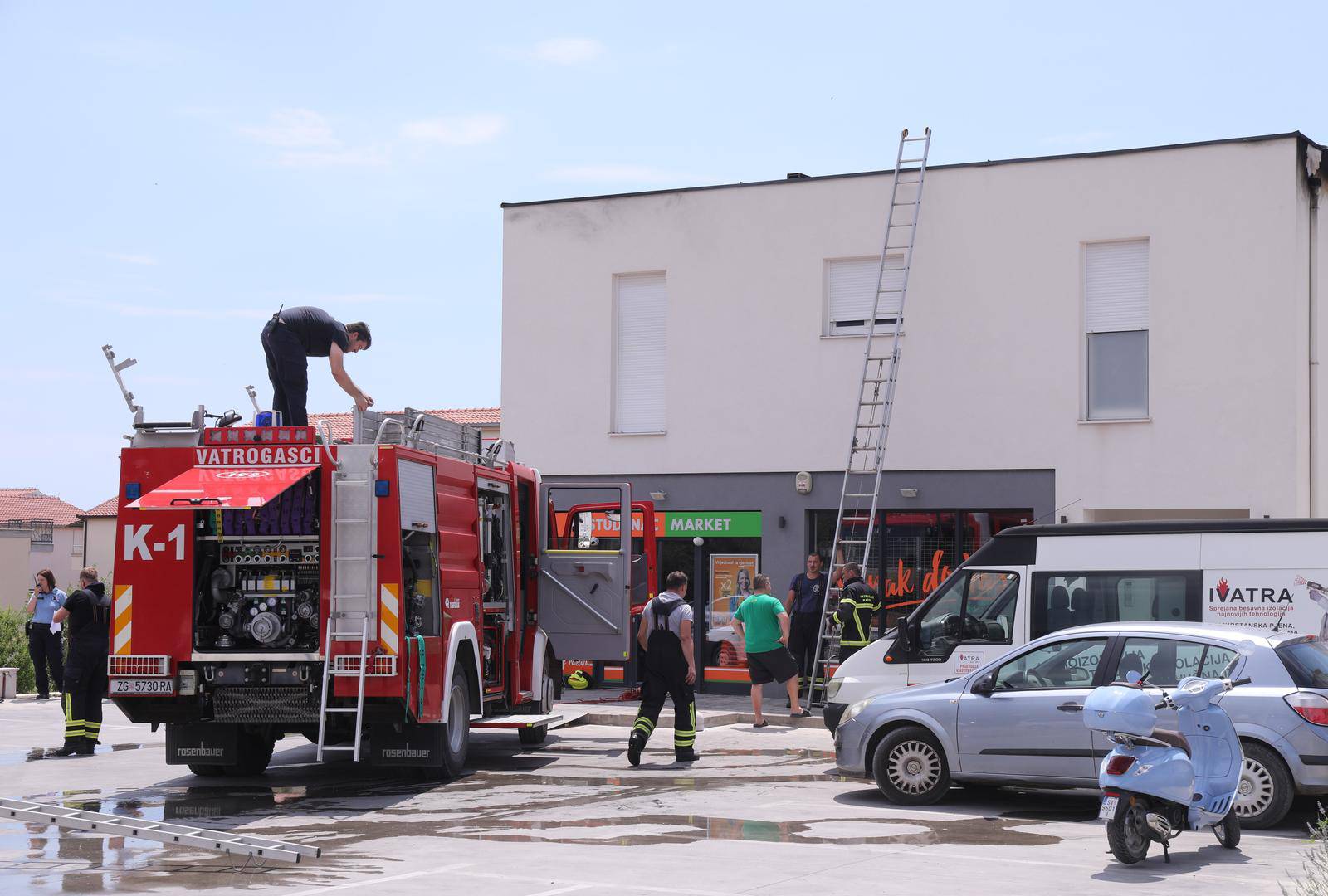 Kaštela: Vatrogasci ugasili požar iznad trgovine Studenac