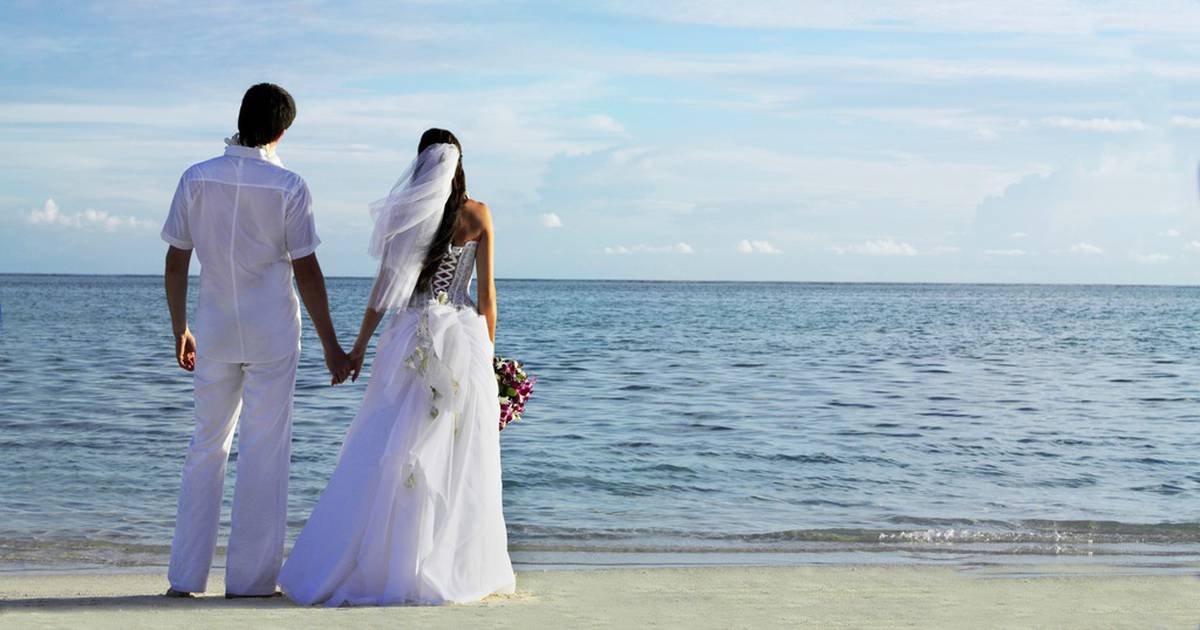 Выходят ли замуж в мае. Свадьба на пляже фото. Свадьба брюнет и брюнетка на море. Свадебные фото брюнетки со спины на море. Жених и невеста со спины на море.