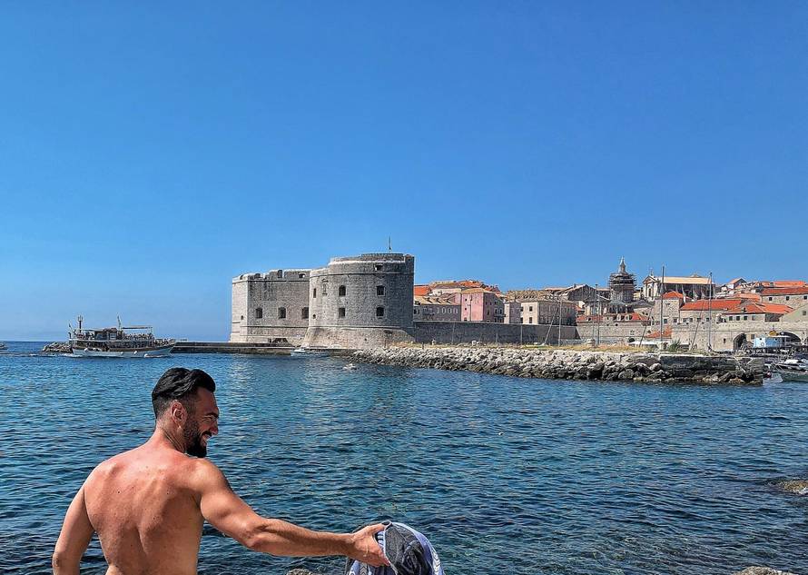 Pjevao u 'Zvijezdama', a sad na plaži pokazuje isklesano tijelo