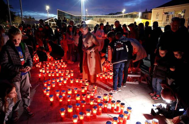 Šibenik: Na Trgu palih branitelja Domovinskog rata zapaljene su svije?e za Vukovar 