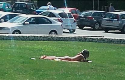 Plaža je daleko: Usred Splita se skinula u tange i uživa u suncu