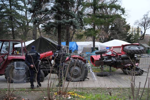 Beograd: Oštećeni traktori parkirani oko Pionirskog parka