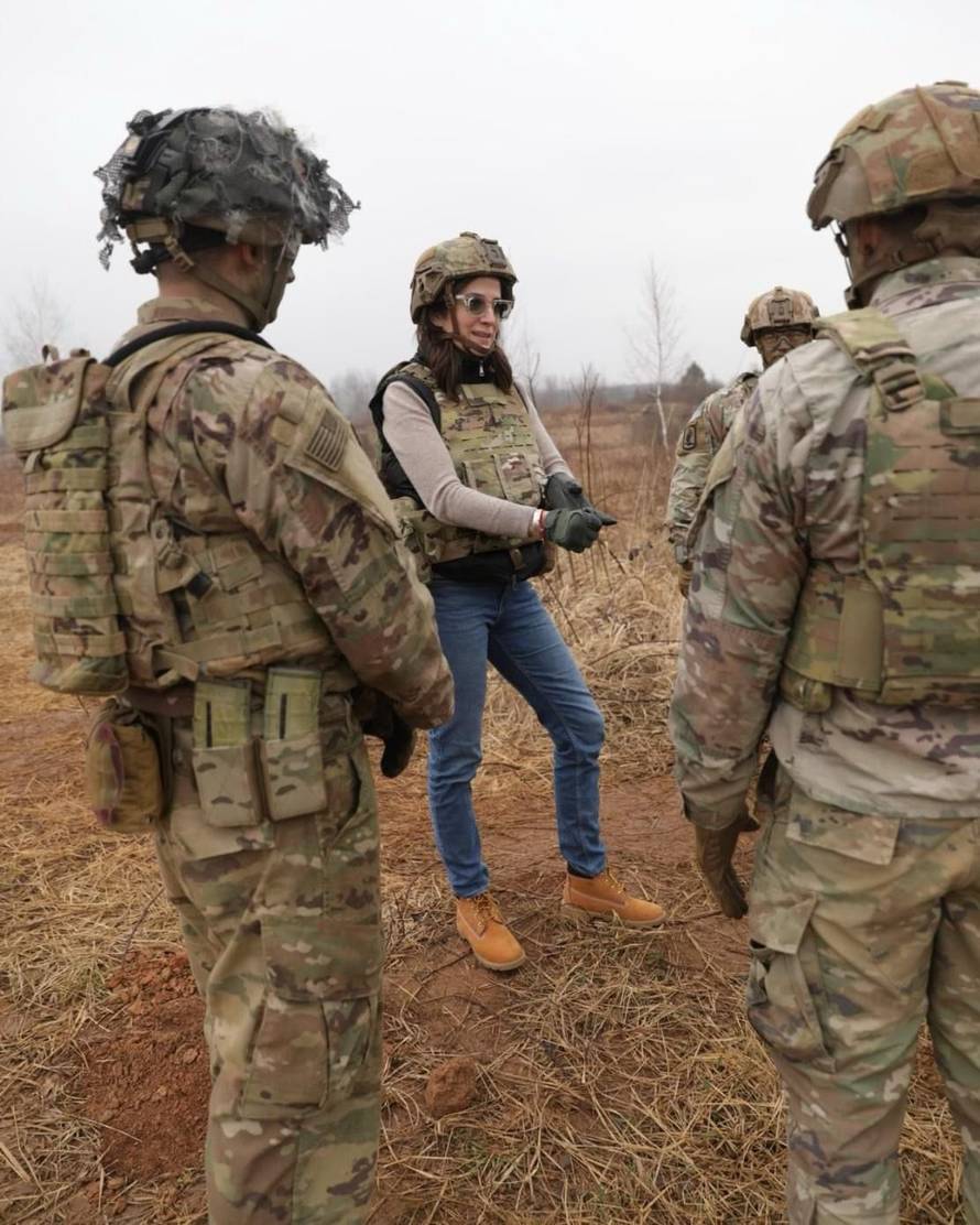 G.I. Jane u Slunju! Američka veleposlanica s vojnicima na poligonu u vježbi gađanja