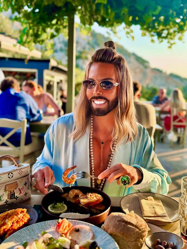 FOTO Odjevna kombinacija za svaku priliku! Ovako se Grubnić odmara, pokazao i goli torzo...