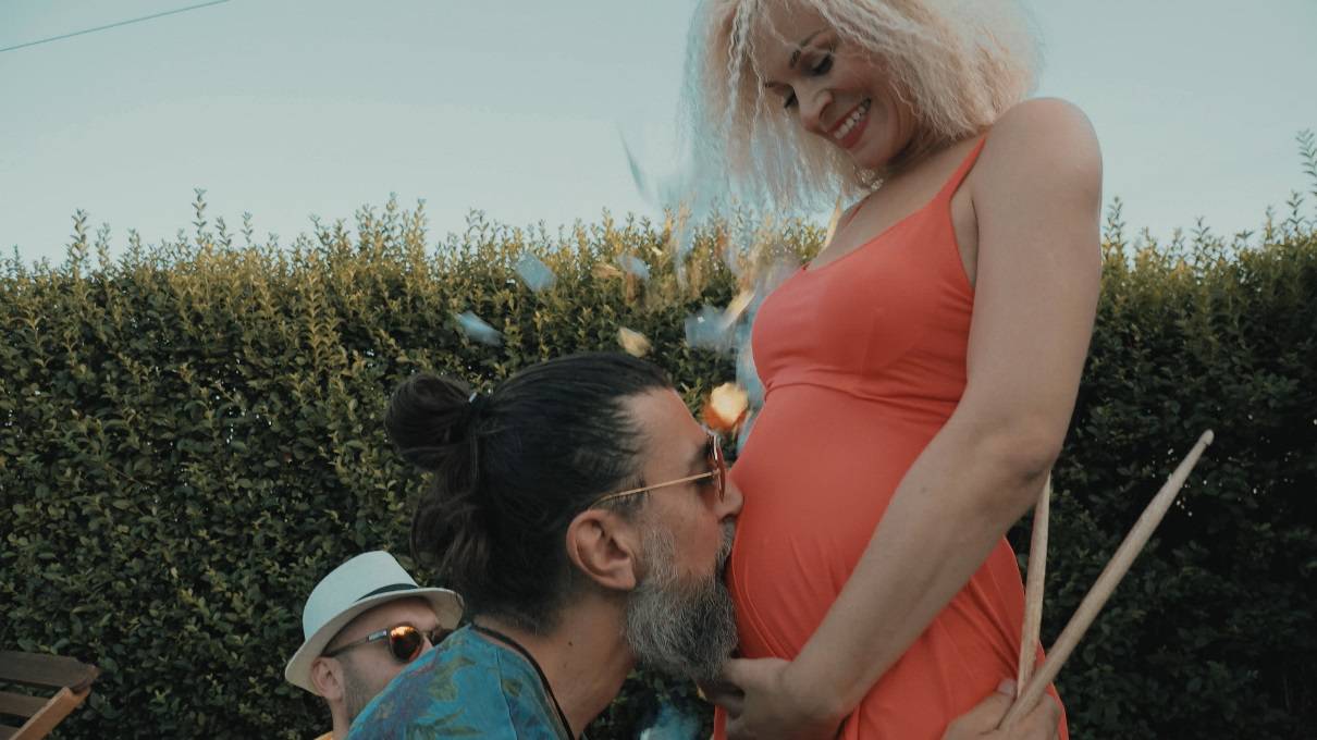 Ivana Marić je odlučila u novom spotu objaviti da je opet trudna
