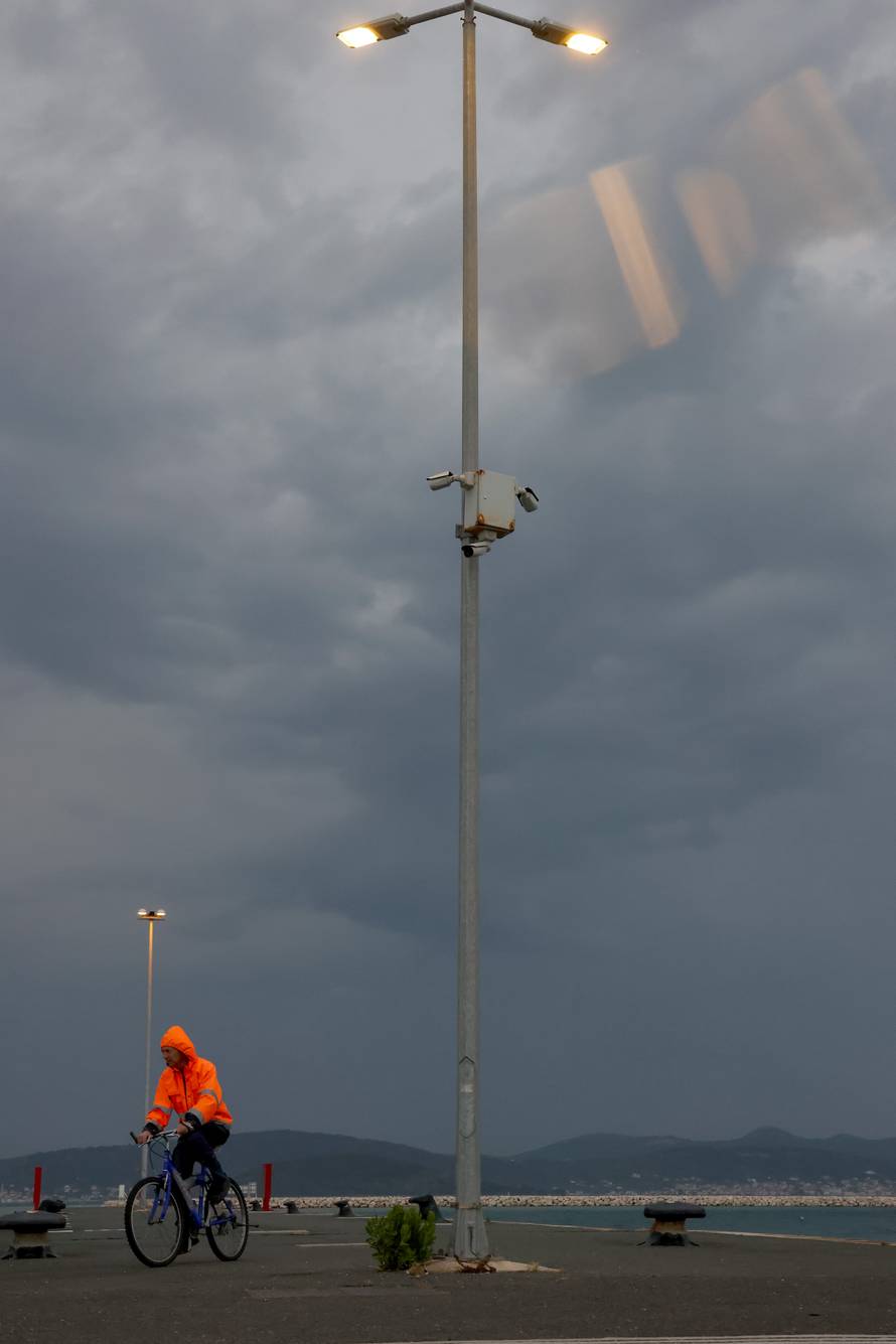 Zadar: Nevrijeme dolazi prema gradu