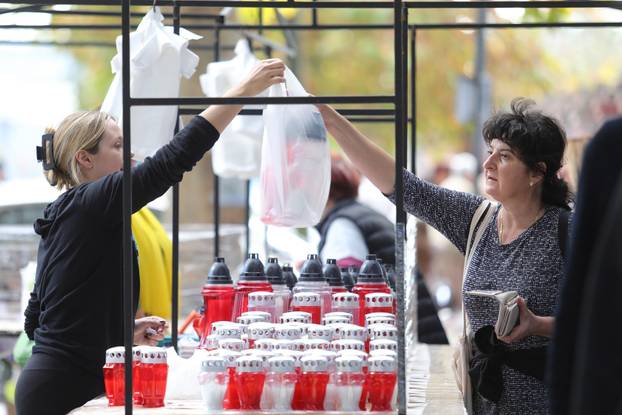 Osijek: Građani obilaze grobove najmilijih na Aninom groblju na dan Svih svetih