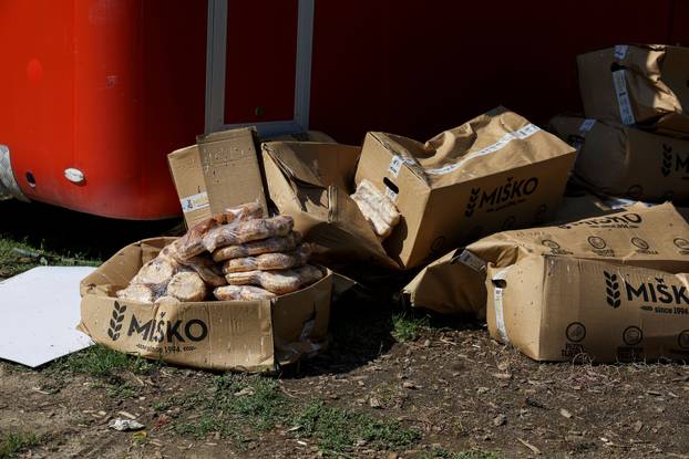 Zagreb: Sendviči i peciva razbacani po Bundeku šest dana nakon Thompsonovog koncerta