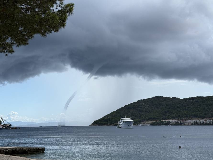 FOTO/VIDEO Pijavica iznenadila turiste na Visu: 'Izgledala je kao tornado, nismo baš bili mirni...'