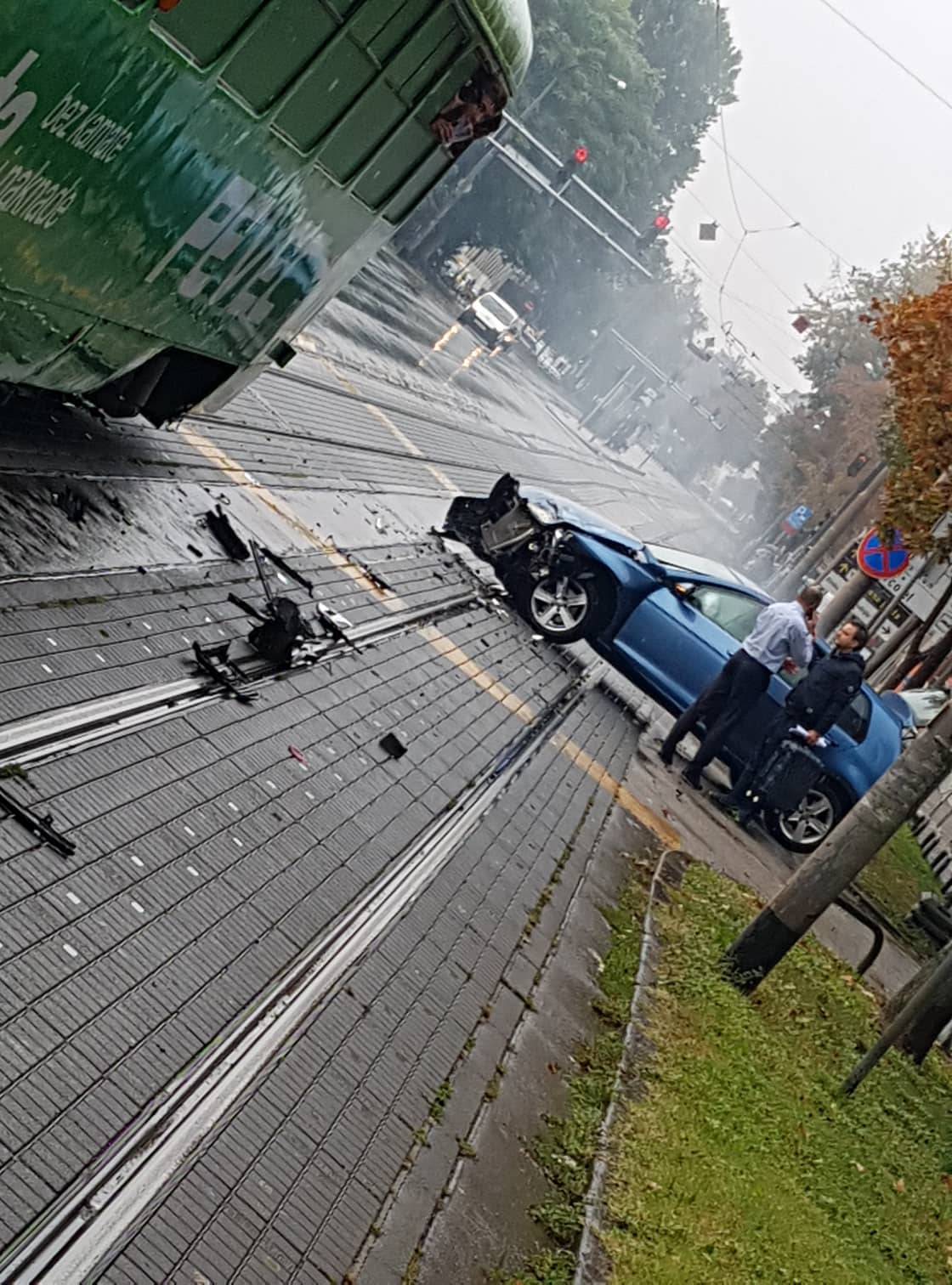 Sudar auta i tramvaja: 'Vozili smo se i odjednom čuli udarac'