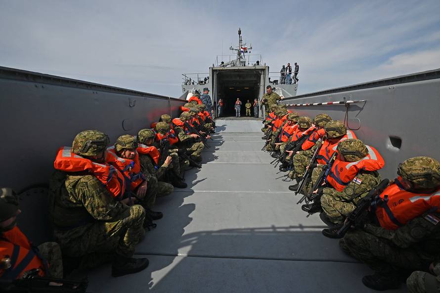 FOTO Pogledajte vojnu vježbu: Gromovi izvode desant na obalu