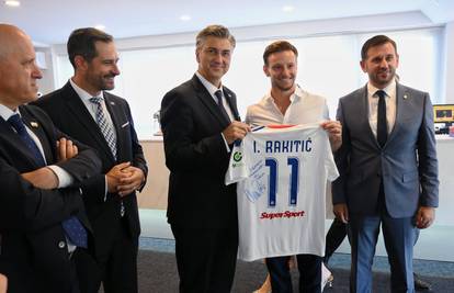 FOTO Plenković je u Splitu dobio poseban poklon: Evo što mu je Rakitić napisao na dres!