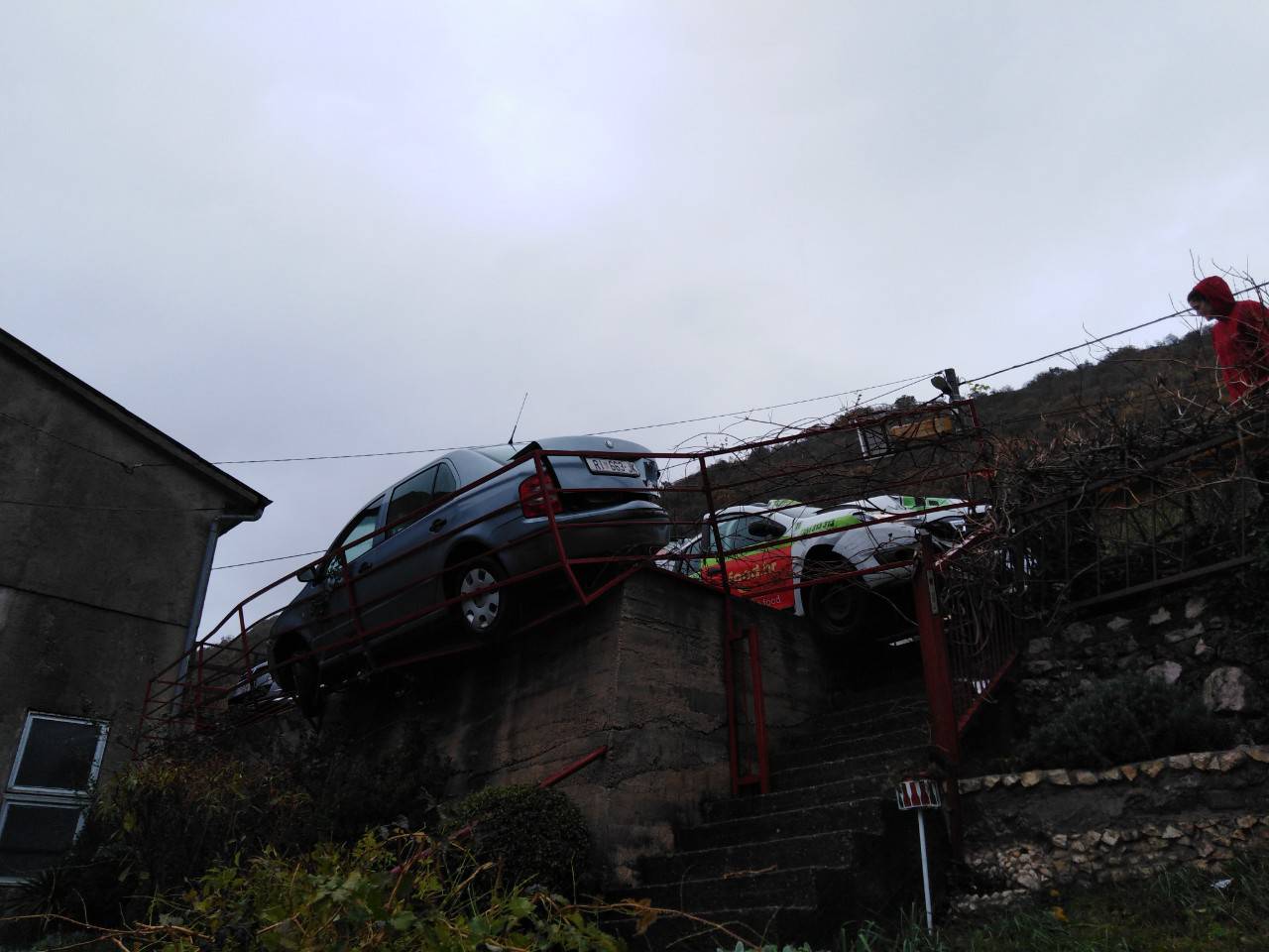 Auto je ostao visjeti na ogradi: 'Mogao nam je pasti na kuću!'