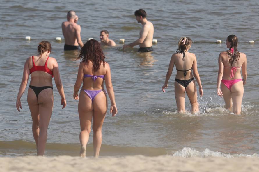 Osijek: Velika temperature je natjerala građane da potraže rashlađenje na Dravi
