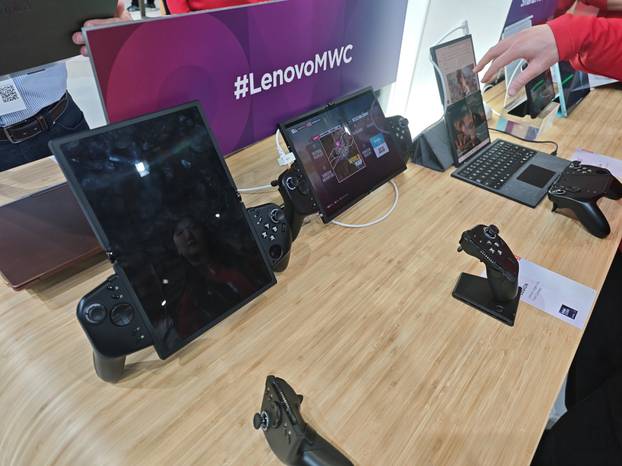 FOTO Robo-telefoni, futuristički gadgeti i mobiteli za ljubimce. Ovo su najluđi uređaji s MWC-a