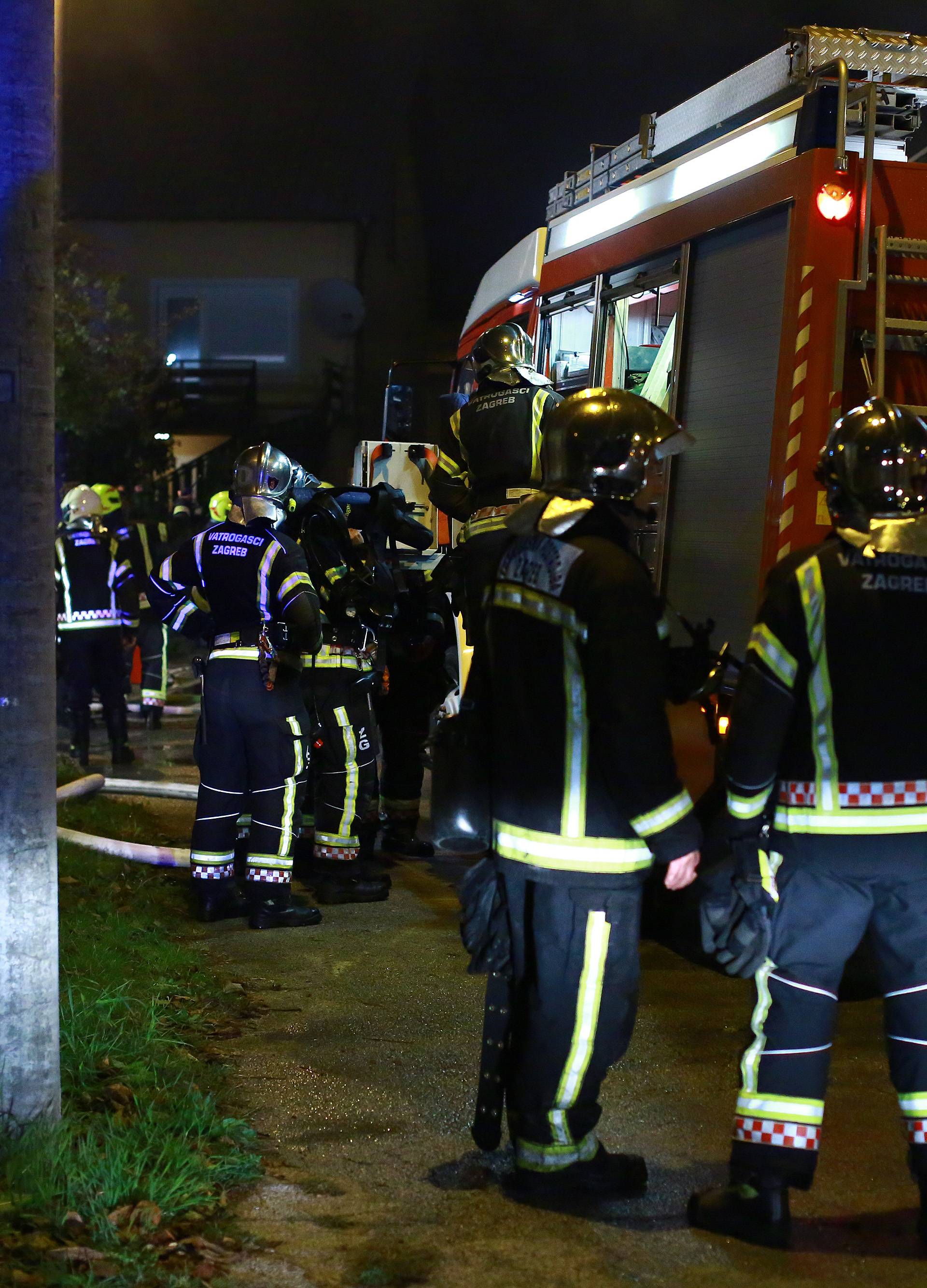Zagreb: Vatrogasci uspjeli ugasiti poÅ¾ar na dvije obiteljske kuÄe